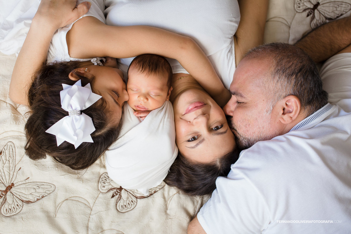 Ensaio newborn em casa são paulo fotografa recém nascido book bebê família