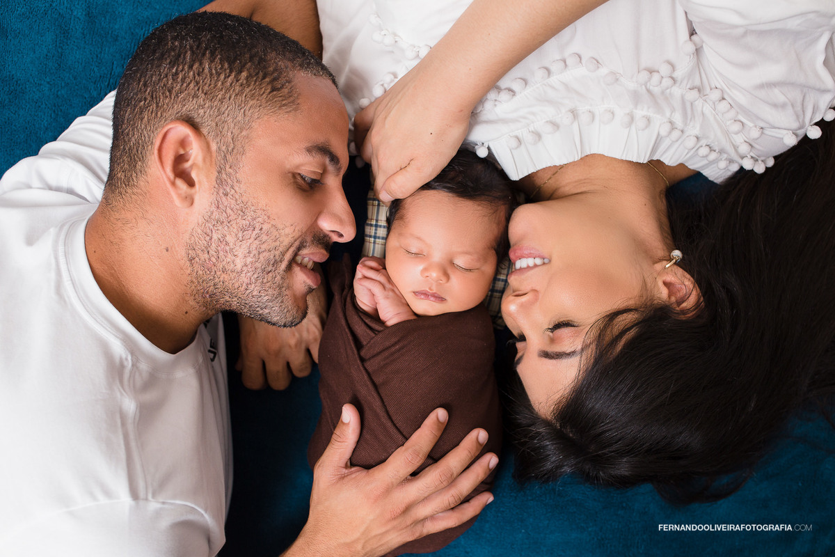 Ensaio newborn em casa sp recem nascido fotografa estudio bruna rafaela studio menino mae fotos com pais