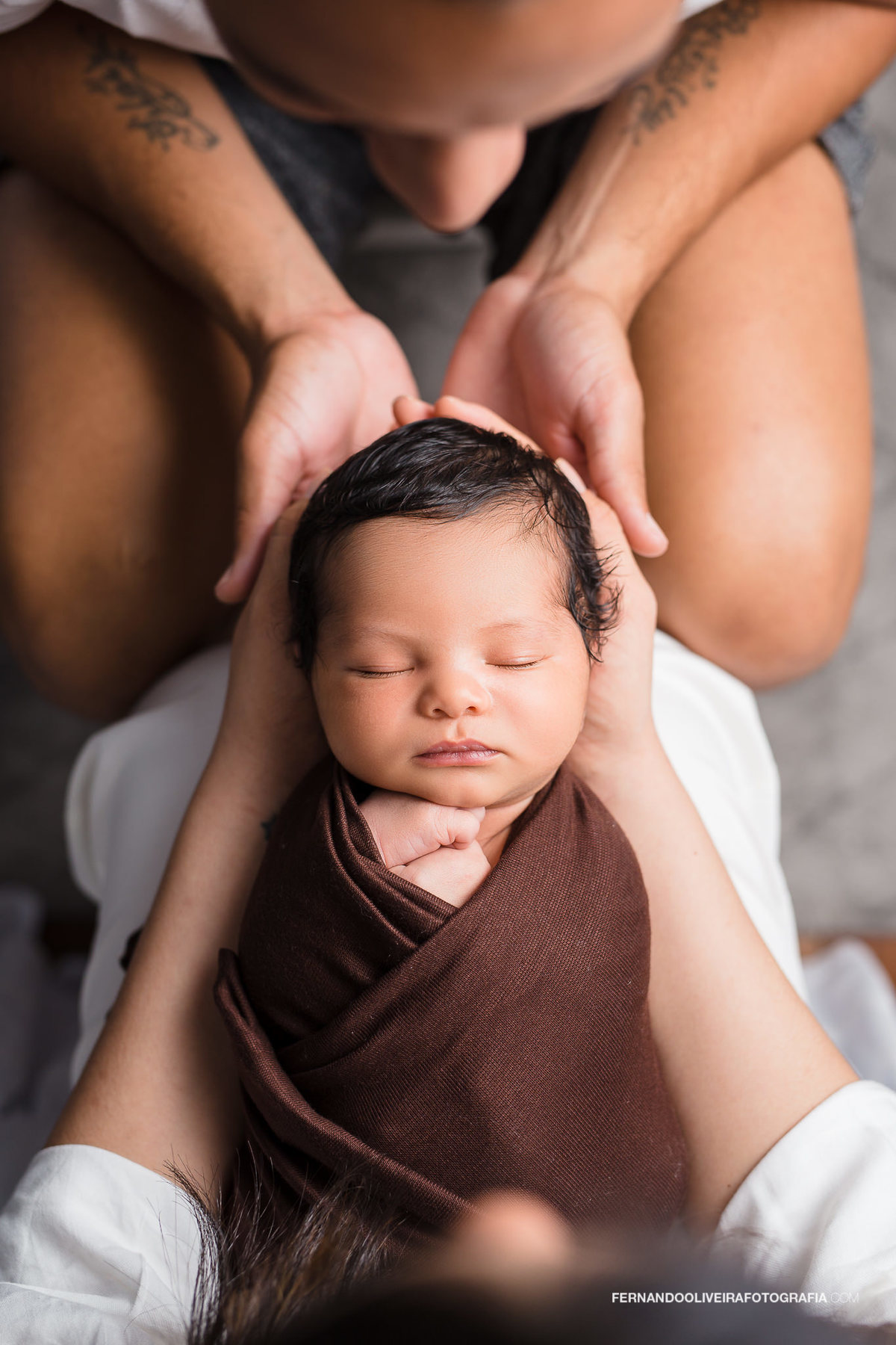 Ensaio newborn em casa sp recem nascido fotografa estudio bruna rafaela studio menino mae fotos com pais