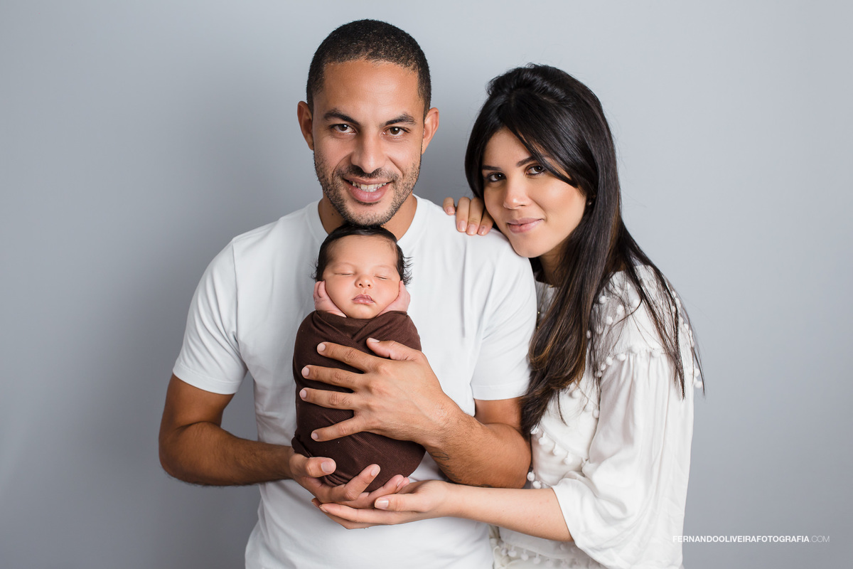 Ensaio newborn em casa sp recem nascido fotografa estudio bruna rafaela studio menino mae fotos com pais