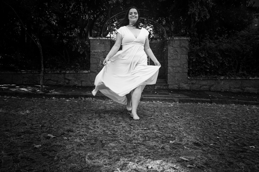 garota correndo pela rua com os pes descalcos-ensaio fotografico feminino pelas ruas de porto alegre-garota com vestido branco longo-foto em preto e branco-ensaio de fotos