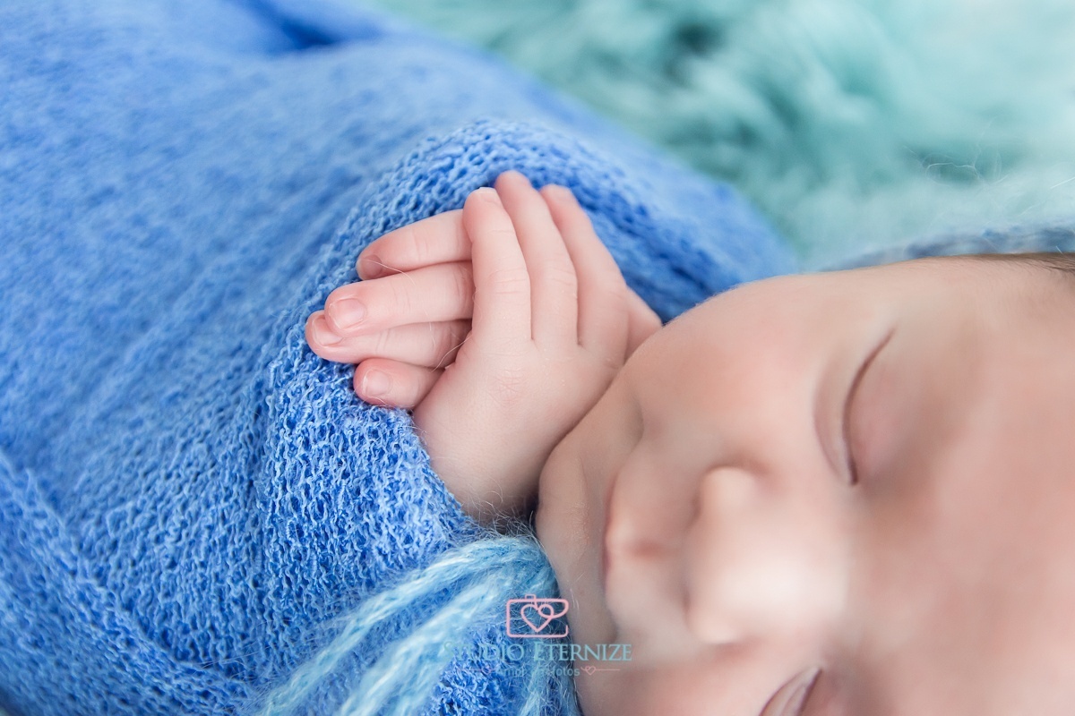 VINICIUS - 12 DIAS - RECÉM NASCIDO - NEWBORN - ENROLADO NO WRAP- DETALHES - STUDIO ETERNIZE - AMOR EM FOTOS - POÇOS DE CALDAS - MG