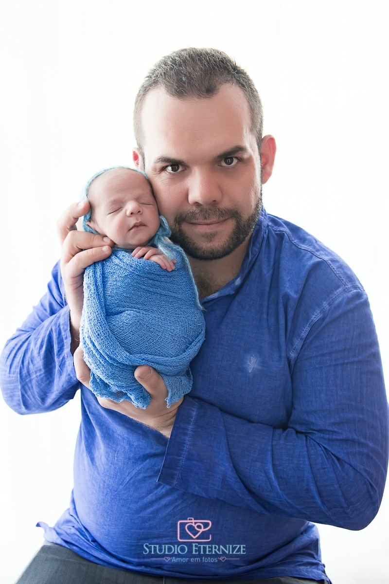 VINICIUS - 12 DIAS - RECÉM NASCIDO - NEWBORN - FOTO COM O PAI - STUDIO ETERNIZE - AMOR EM FOTOS - POÇOS DE CALDAS - MG