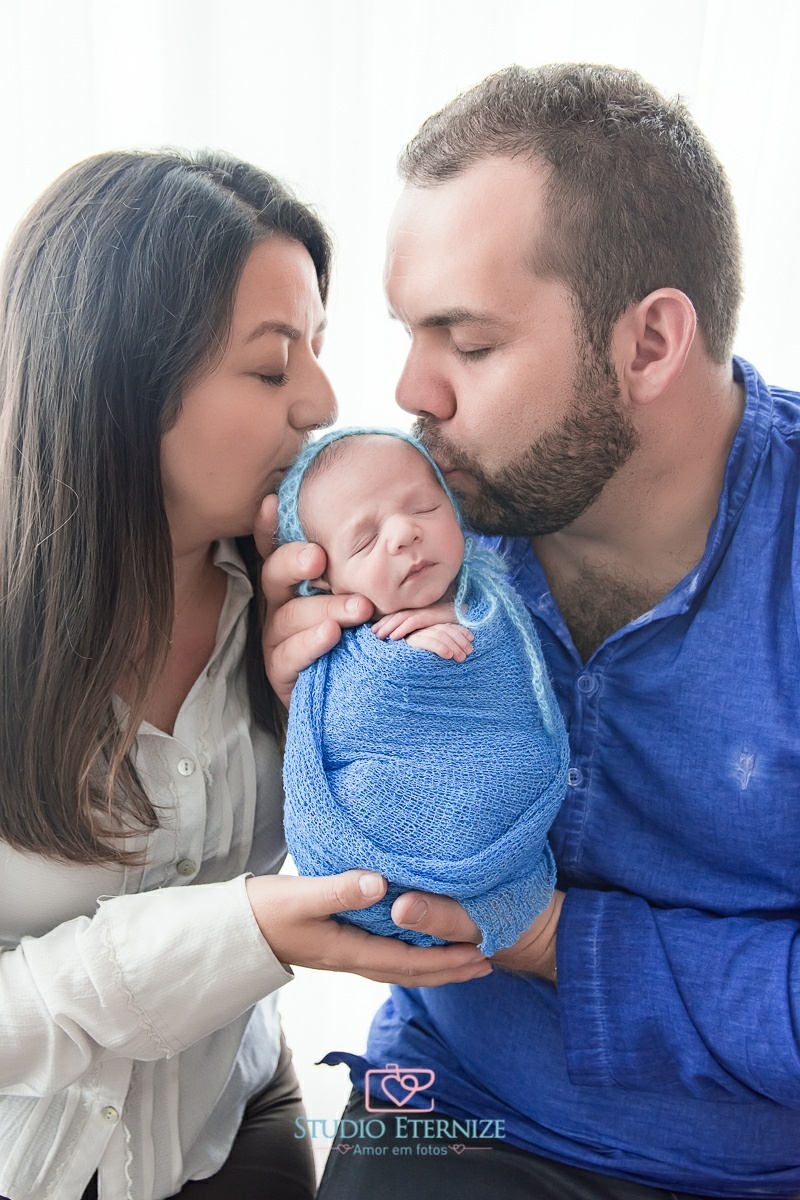 VINICIUS - 12 DIAS - RECÉM NASCIDO - NEWBORN - FOTO COM OS PAIS - STUDIO ETERNIZE - AMOR EM FOTOS - POÇOS DE CALDAS - MG