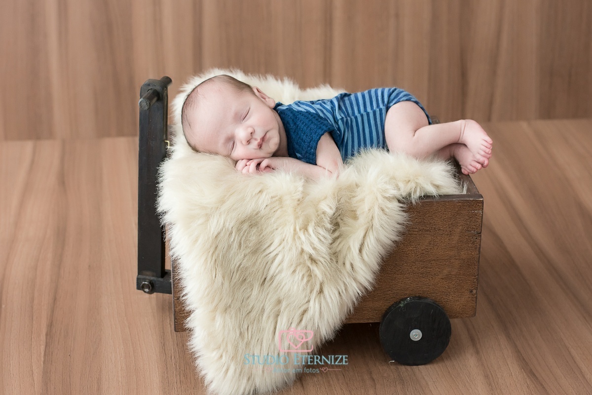 VINICIUS - 12 DIAS - RECÉM NASCIDO - NEWBORN - POSE DE LADO NO CARRINHO - STUDIO ETERNIZE - AMOR EM FOTOS - POÇOS DE CALDAS - MG