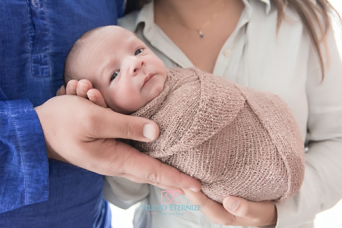 VINICIUS - 12 DIAS - RECÉM NASCIDO - NEWBORN - FOTO COM OS PAI - STUDIO ETERNIZE - AMOR EM FOTOS - POÇOS DE CALDAS - MG