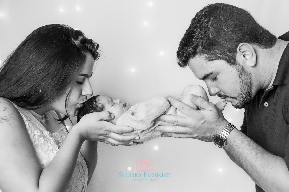 JOSÉ VITOR - 10 DIAS - NEWBORN-  POSE COM OS PAIS - STUDIO ETERNIZE - POÇOS DE CALDAS