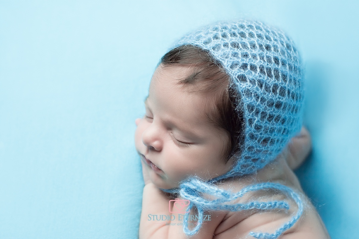 JOSÉ VITOR - 10 DIAS - NEWBORN-  POSE DO QUEIXINHO COM TOQUINHA - STUDIO ETERNIZE - POÇOS DE CALDAS