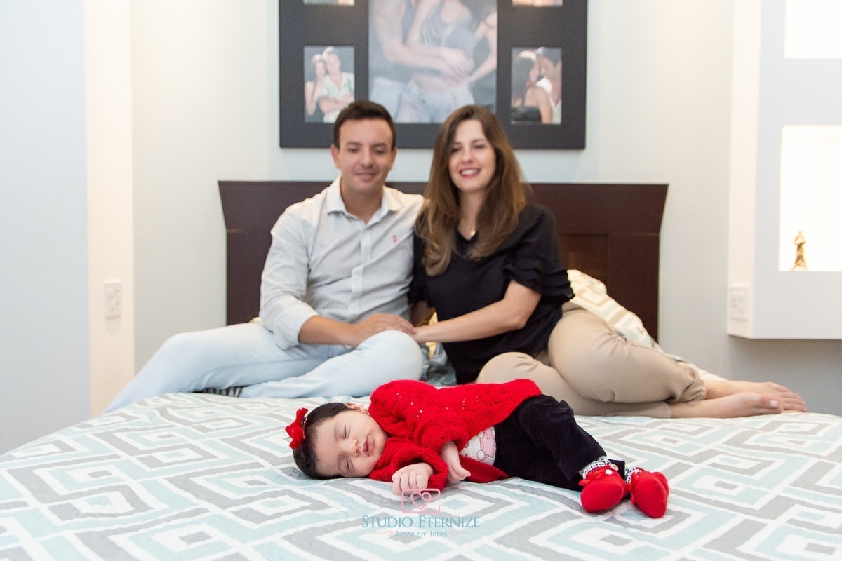 LÍVIA - 30 DIAS - NEWBORN-  POSE COM OS PAIS - STUDIO ETERNIZE - POÇOS DE CALDAS