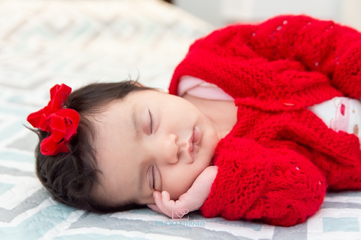 LÍVIA - 30 DIAS - NEWBORN-  POSE DE LADINHO - STUDIO ETERNIZE - POÇOS DE CALDAS