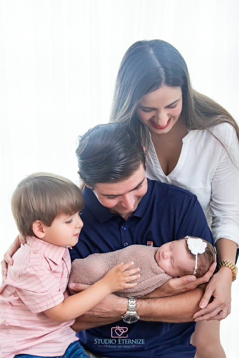 LUIZA - 17 DIAS - NEWBORN - POSE COM A FAMÍLIA - POÇOS DE CALDAS - STUDIO ETERNIZE