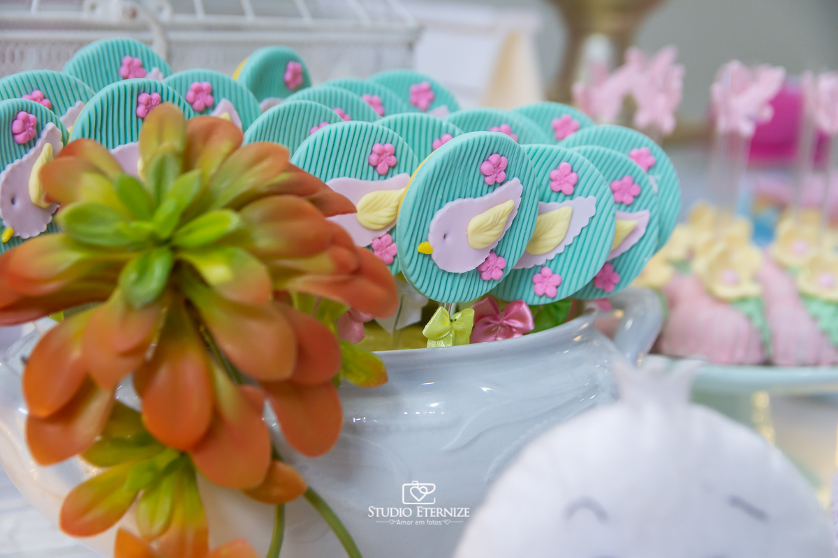 Fotografia do aniversário de 1 ano da Giovanna realizado no Buffet Fábrica da Diversão. Detalhe da decoração da mesa com pirulitos de passarinho.