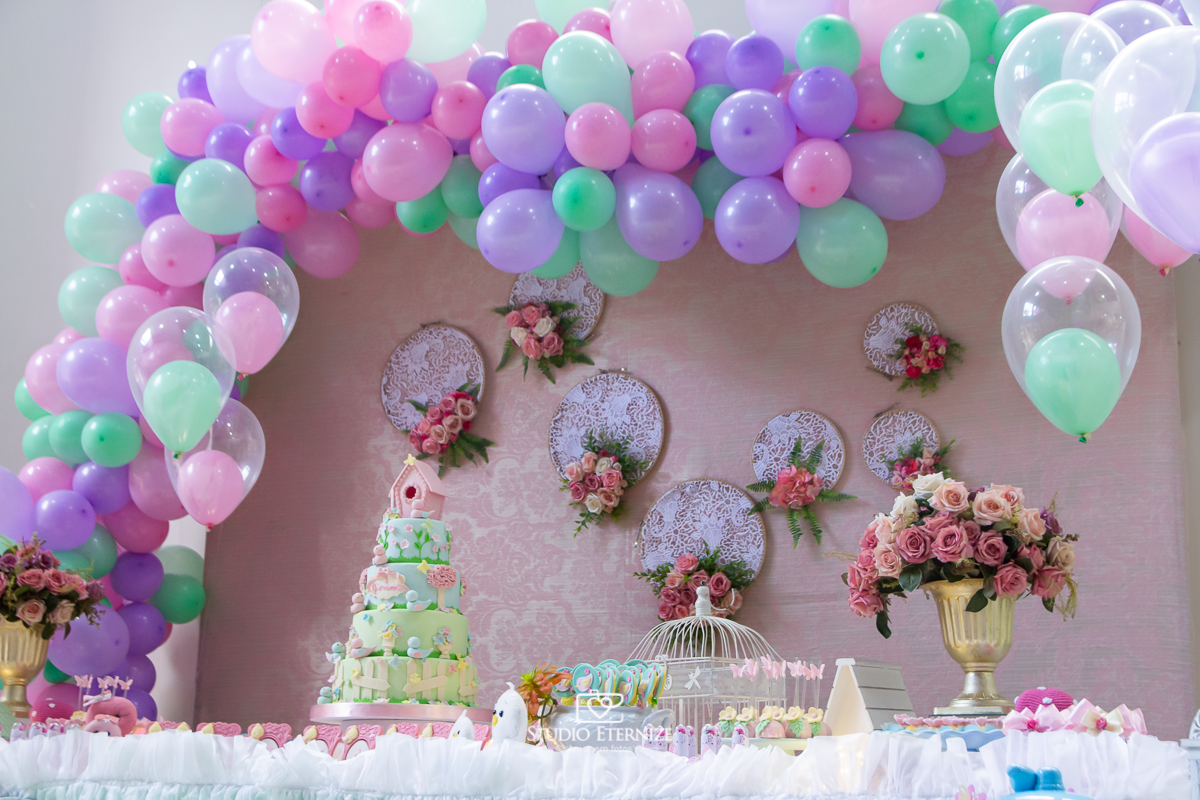 Fotografia do aniversário de 1 ano da Giovanna realizado no Buffet Fábrica da Diversão. Detalhe da mesa do bolo.