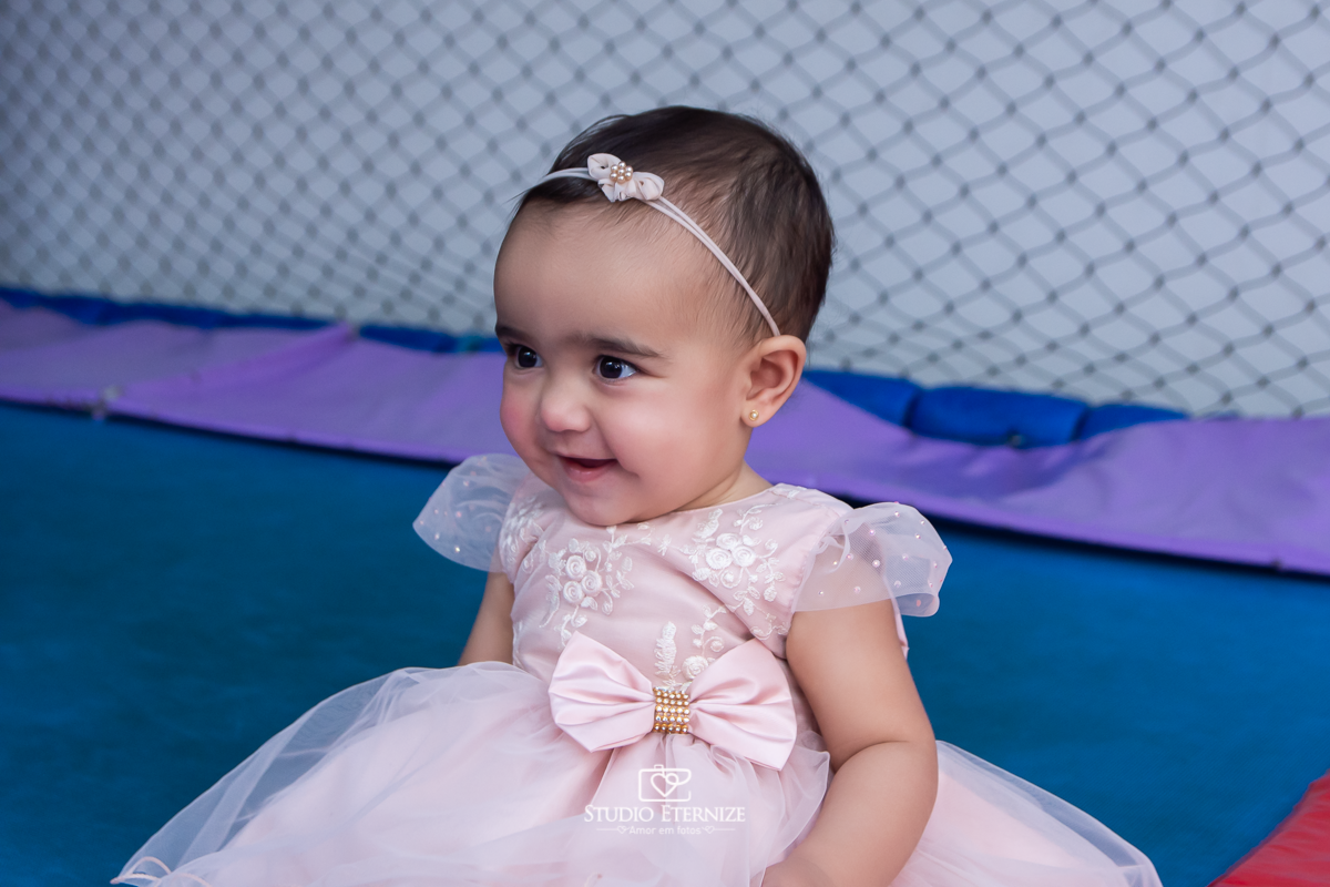 Fotografia da aniversariante brincando no pula-pula.