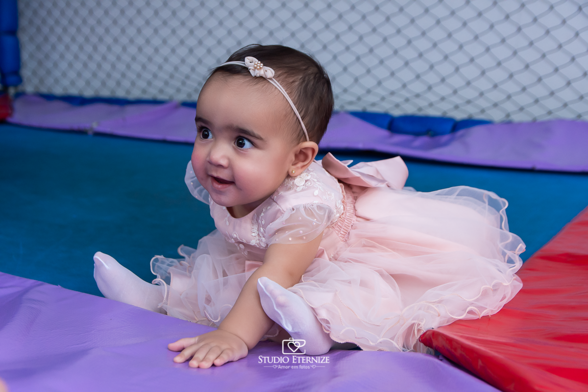 Fotografia da aniversariante brincando no pula-pula.