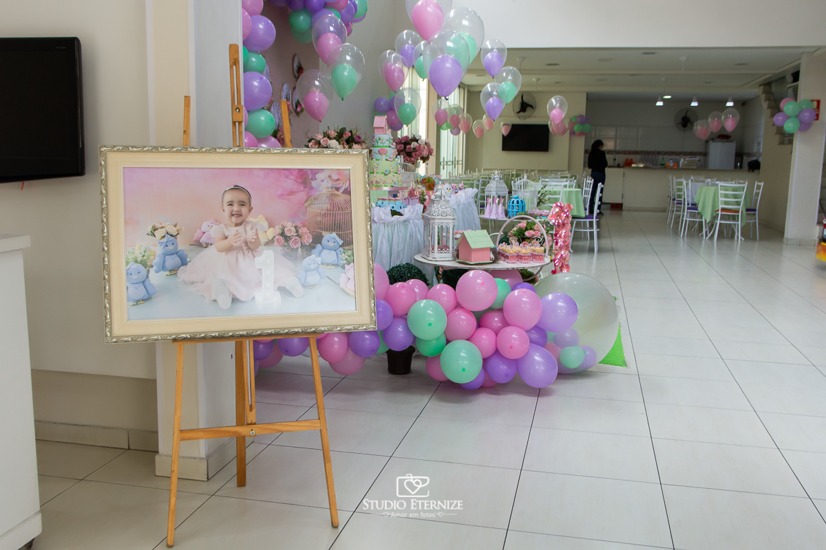 Fotografia do aniversário de 1 ano da Giovanna realizado no Buffet Fábrica da Diversão, entrada da festa decorada com o quadro da Giovanna.