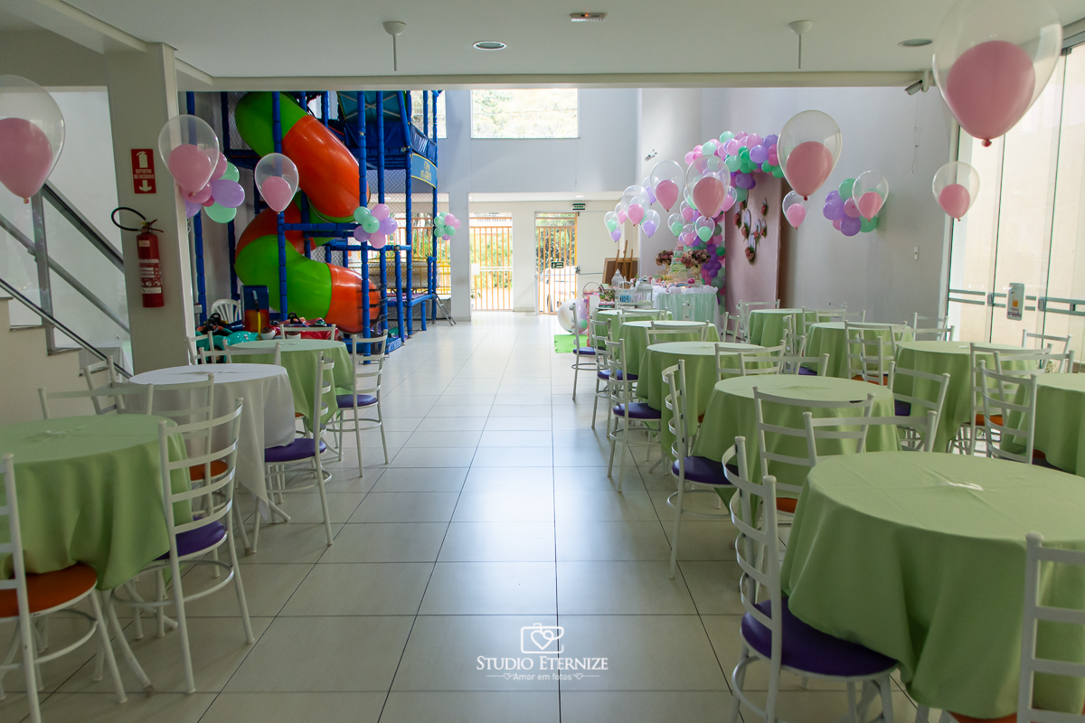 Fotografia do aniversário de 1 ano da Giovanna realizado no Buffet Fábrica da Diversão, salão todo decorado.