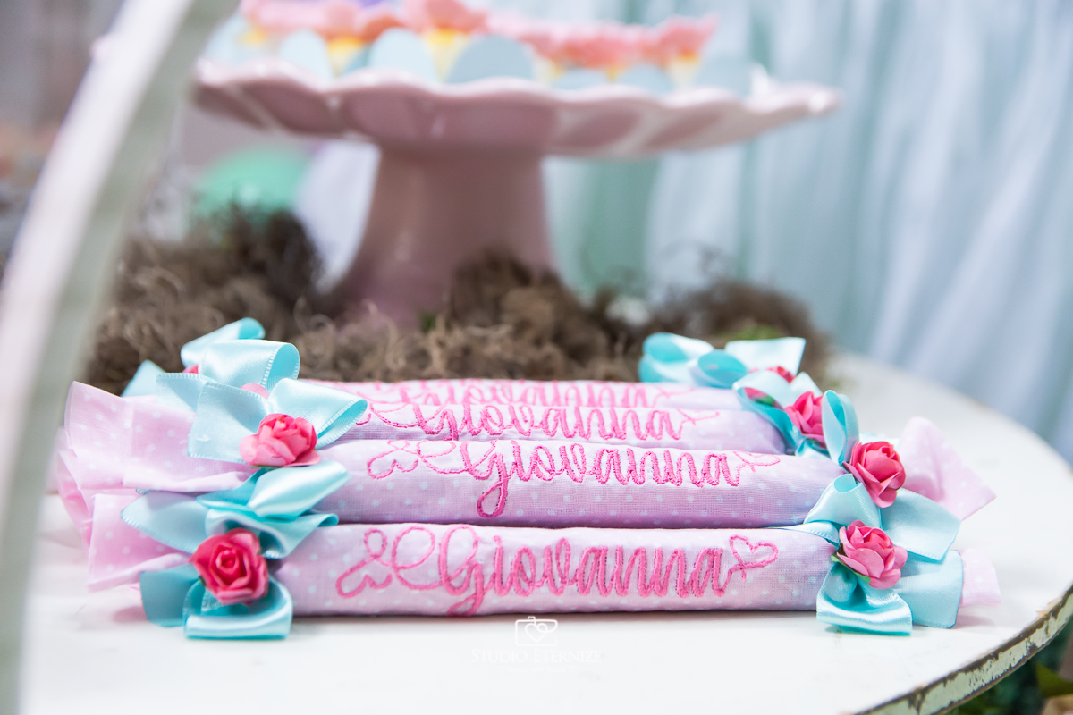Fotografia do aniversário de 1 ano da Giovanna realizado no Buffet Fábrica da Diversão. Detalhe da lembrancinha de bala de goma com o nome da aniversariante.