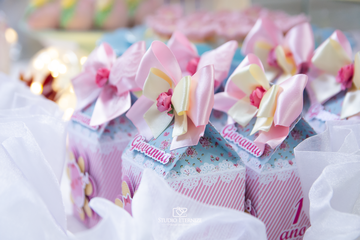 Fotografia do aniversário de 1 ano da Giovanna realizado no Buffet Fábrica da Diversão. Detalhe da decoração da mesa caixinhas personalizadas.