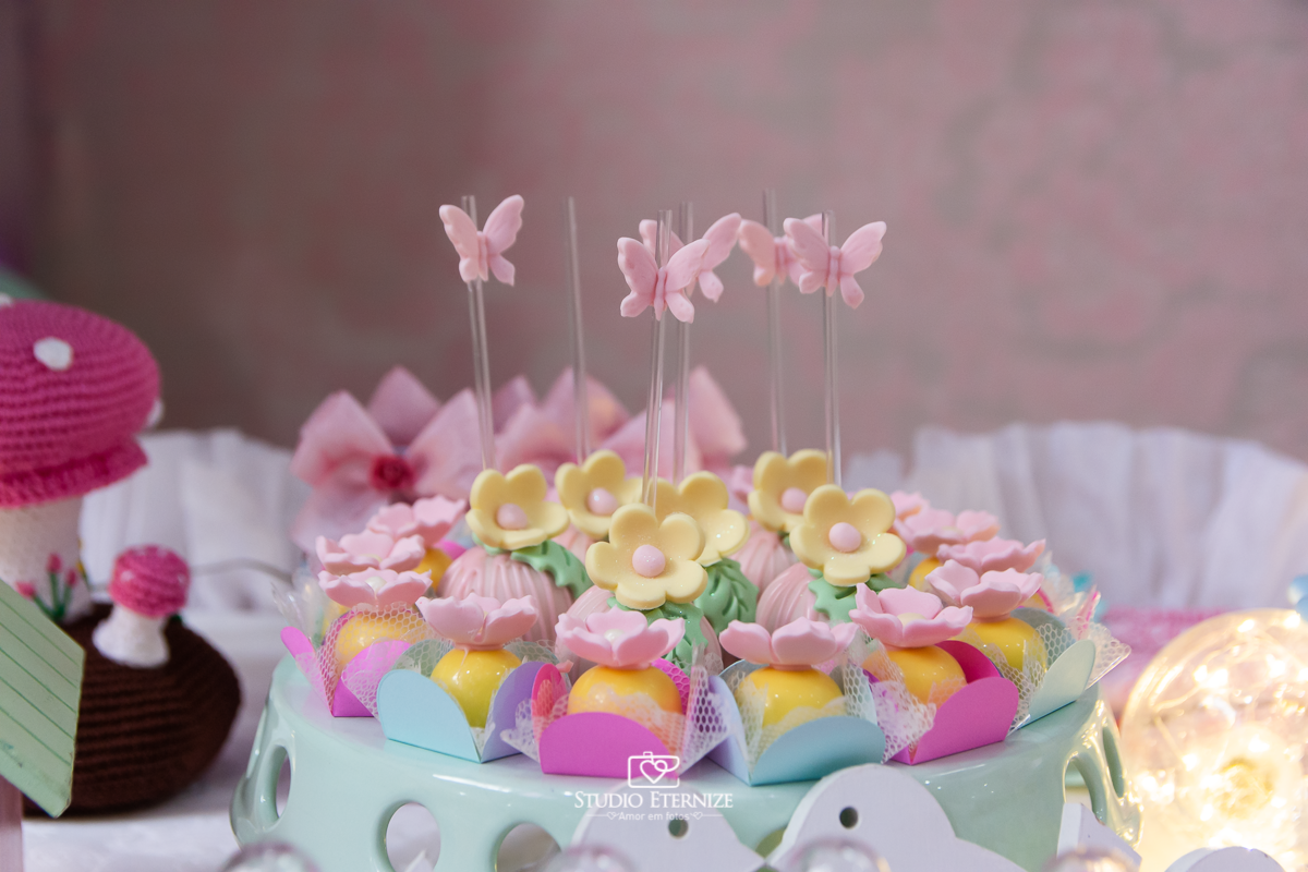 Fotografia do aniversário de 1 ano da Giovanna realizado no Buffet Fábrica da Diversão. Detalhe dos docinhos da decoração.
