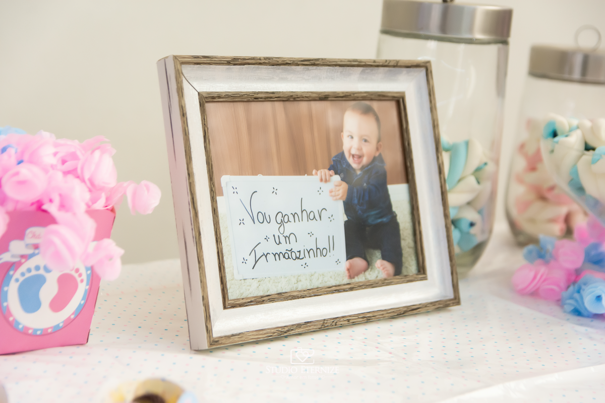 Fotografia de aniversario infantil no tema fazendinha realizado em Poços de Caldas. Porta retrato do aniversariante segurando uma plaquinha escrito: Fui promovido a irmão mais velho.