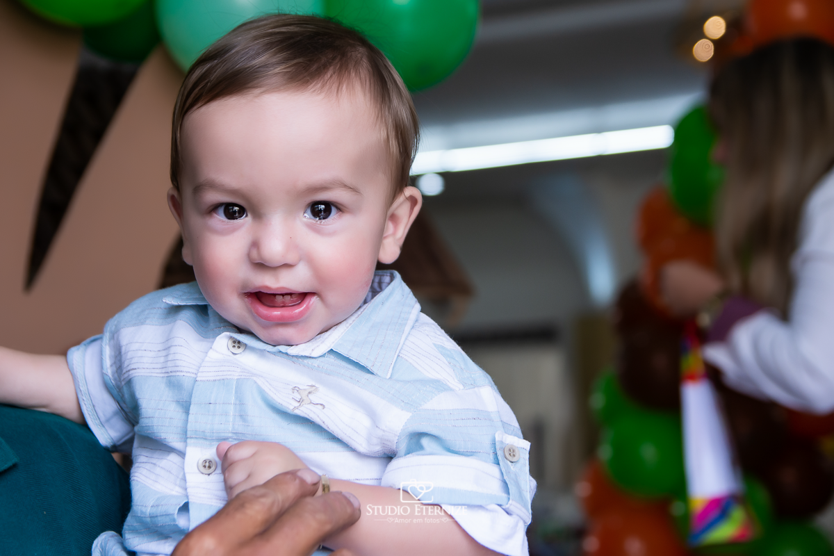Fotografia de aniversario infantil no tema fazendinha realizado em Poços de Caldas. Close do aniversariante.