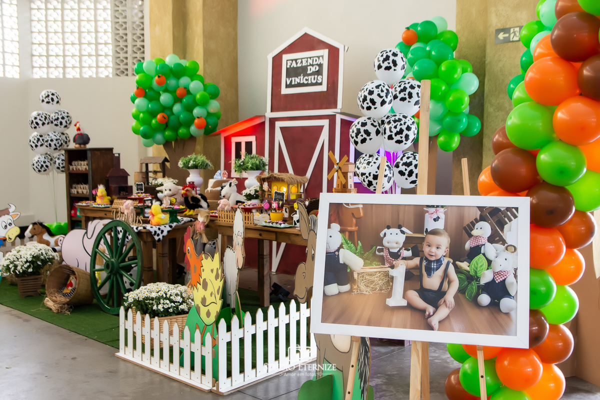 Fotografia de aniversario infantil no tema fazendinha. Decoração da entrada da festa com um quadro do aniversariante.