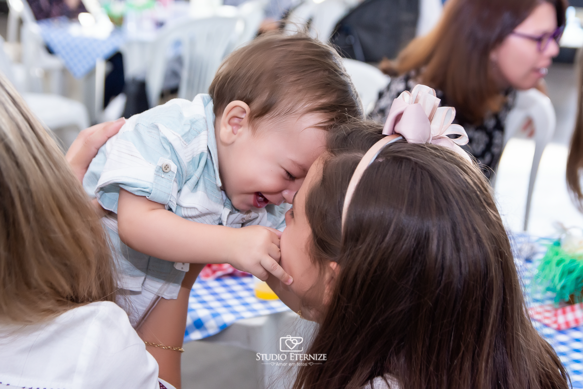 Fotografia de aniversario infantil no tema fazendinha realizado em Poços de Caldas. Aniversariante brincando com os convidados.