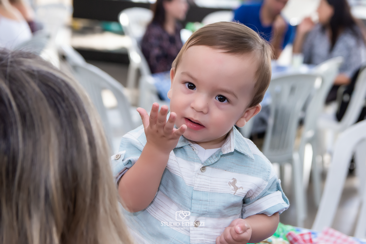 Fotografia de aniversario infantil no tema fazendinha realizado em Poços de Caldas. Close do aniversariante mandando um beijo.