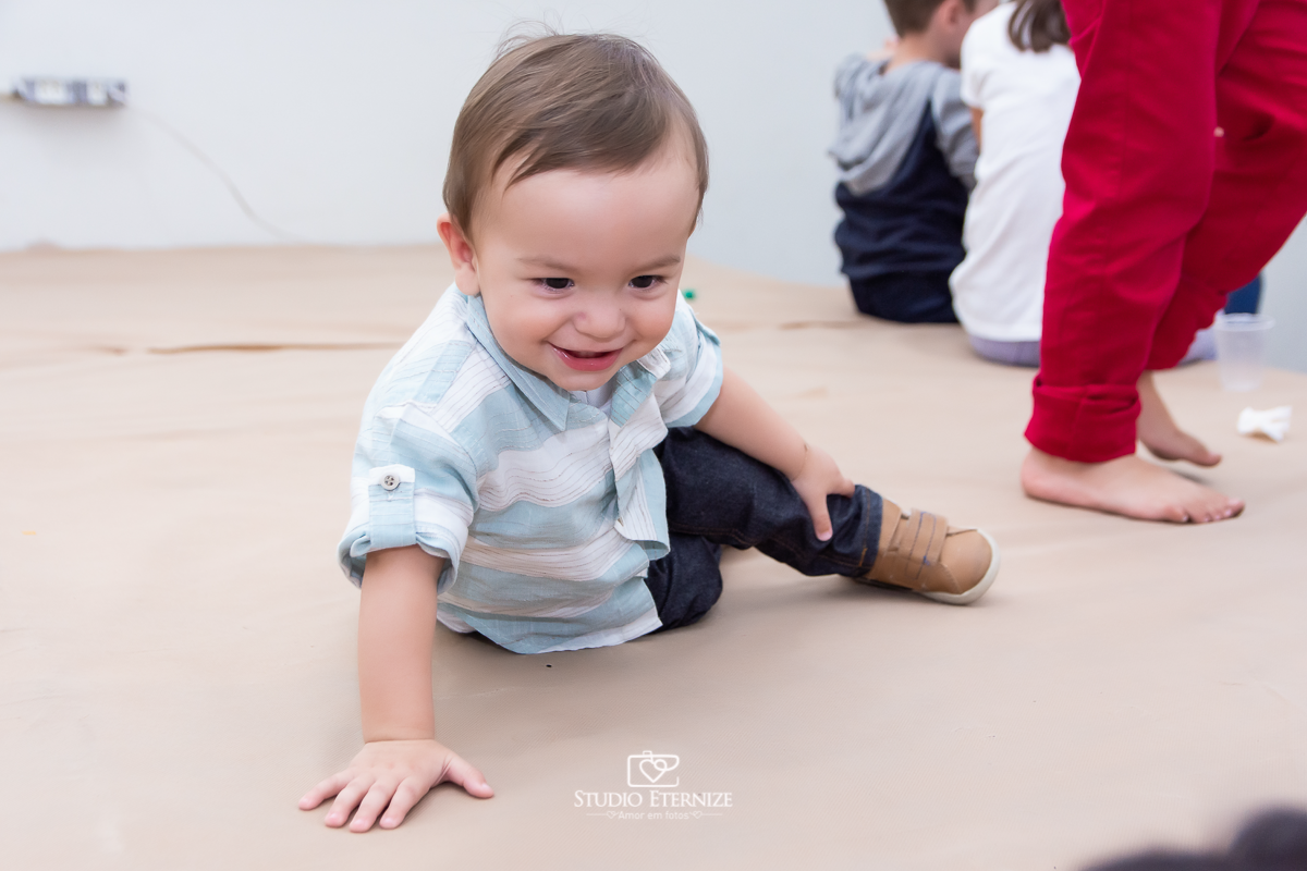 Fotografia de aniversario infantil no tema fazendinha realizado em Poços de Caldas. Aniversariante engatinhando.