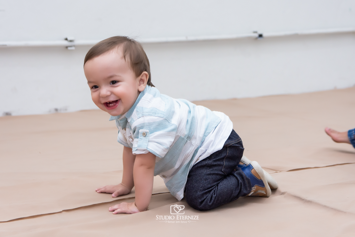 Fotografia de aniversario infantil no tema fazendinha realizado em Poços de Caldas. Aniversariante engatinhando e sorrindo.