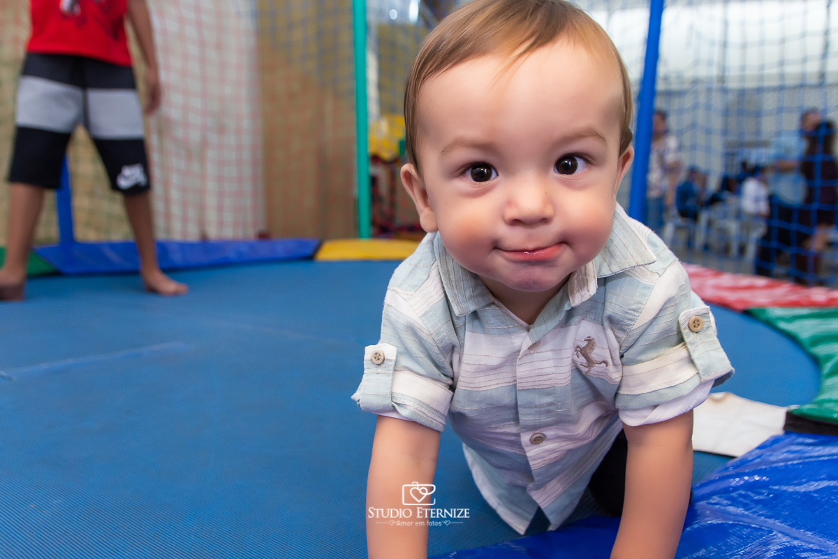 Fotografia de aniversario infantil no tema fazendinha realizado em Poços de Caldas. Aniversariante engatinhando na cama elástica.