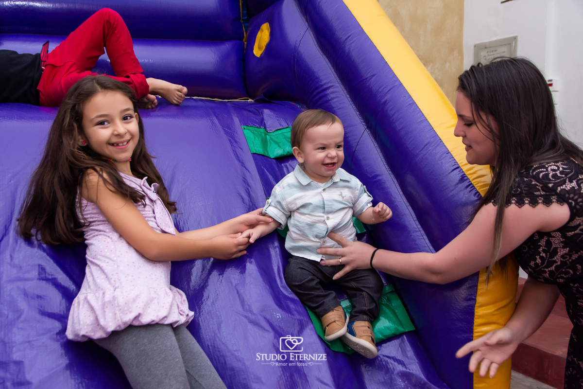 Fotografia de aniversario infantil no tema fazendinha realizado em Poços de Caldas. Aniversariante brincando no escorrega.