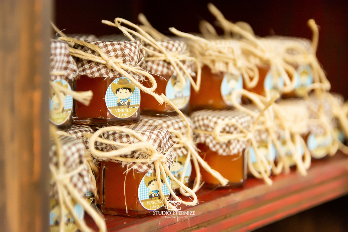 Fotografia de aniversario infantil no tema fazendinha. Detalhe da lembrancinha para os convidados, portinhos de doce de abobora.