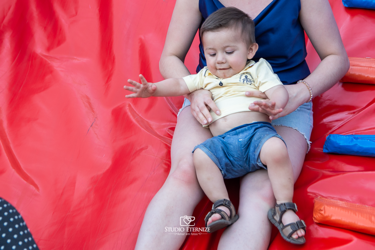 Fotografia de aniversário infantil realizado pelo Studio Eternize em Poços de Caldas. Tema da festa cientista. Aniversariante no escorrega.
