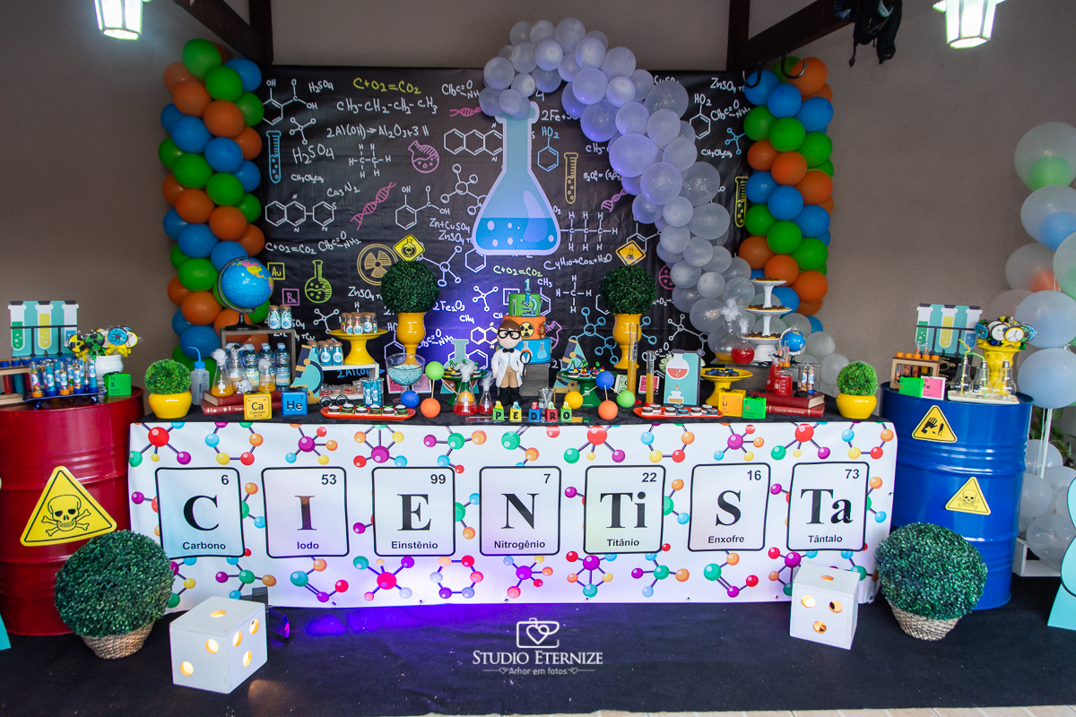 Fotografia de aniversário infantil realizado pelo Studio Eternize em Poços de Caldas. Tema da festa cientista. Decoração da mesa do bolo.