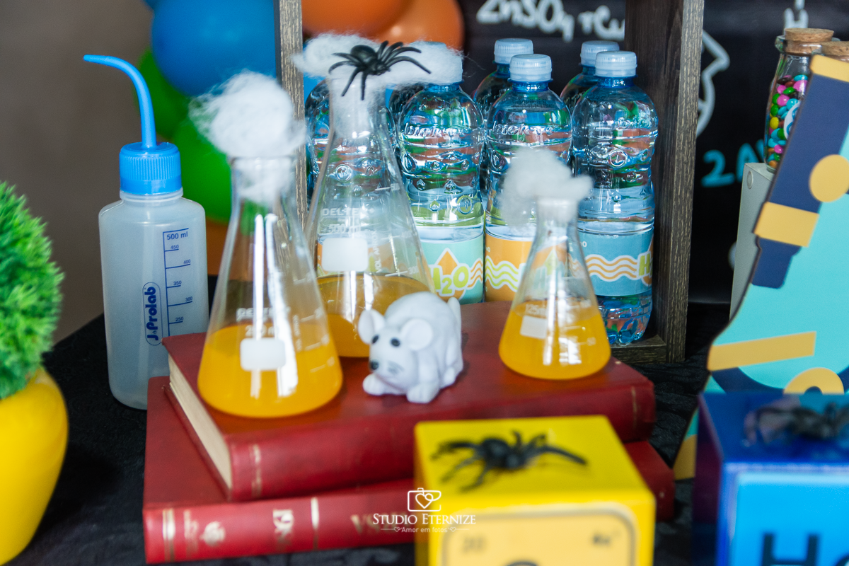 Fotografia de aniversário infantil realizado pelo Studio Eternize em Poços de Caldas. Tema da festa cientista. Detalhe de equipamentos científicos.