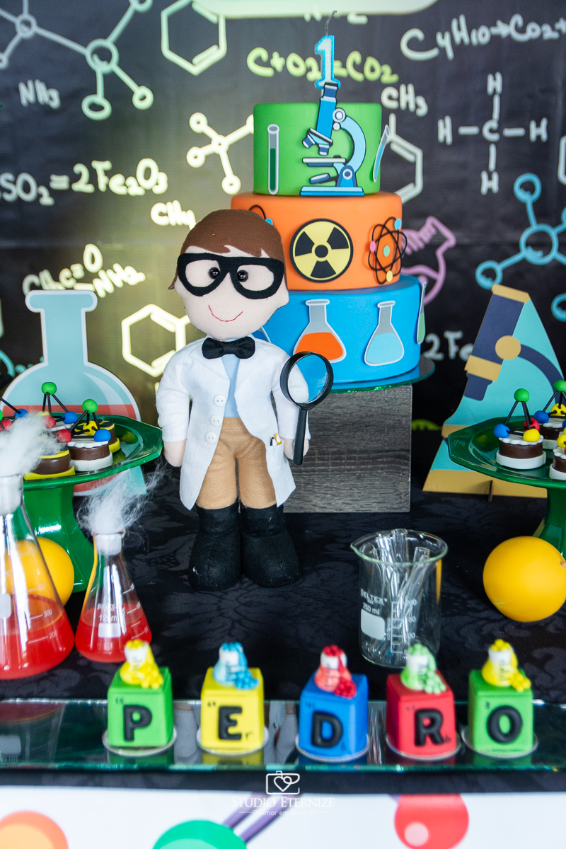 Fotografia de aniversário infantil realizado pelo Studio Eternize em Poços de Caldas. Tema da festa cientista. Detalhe do boneco de cientista.