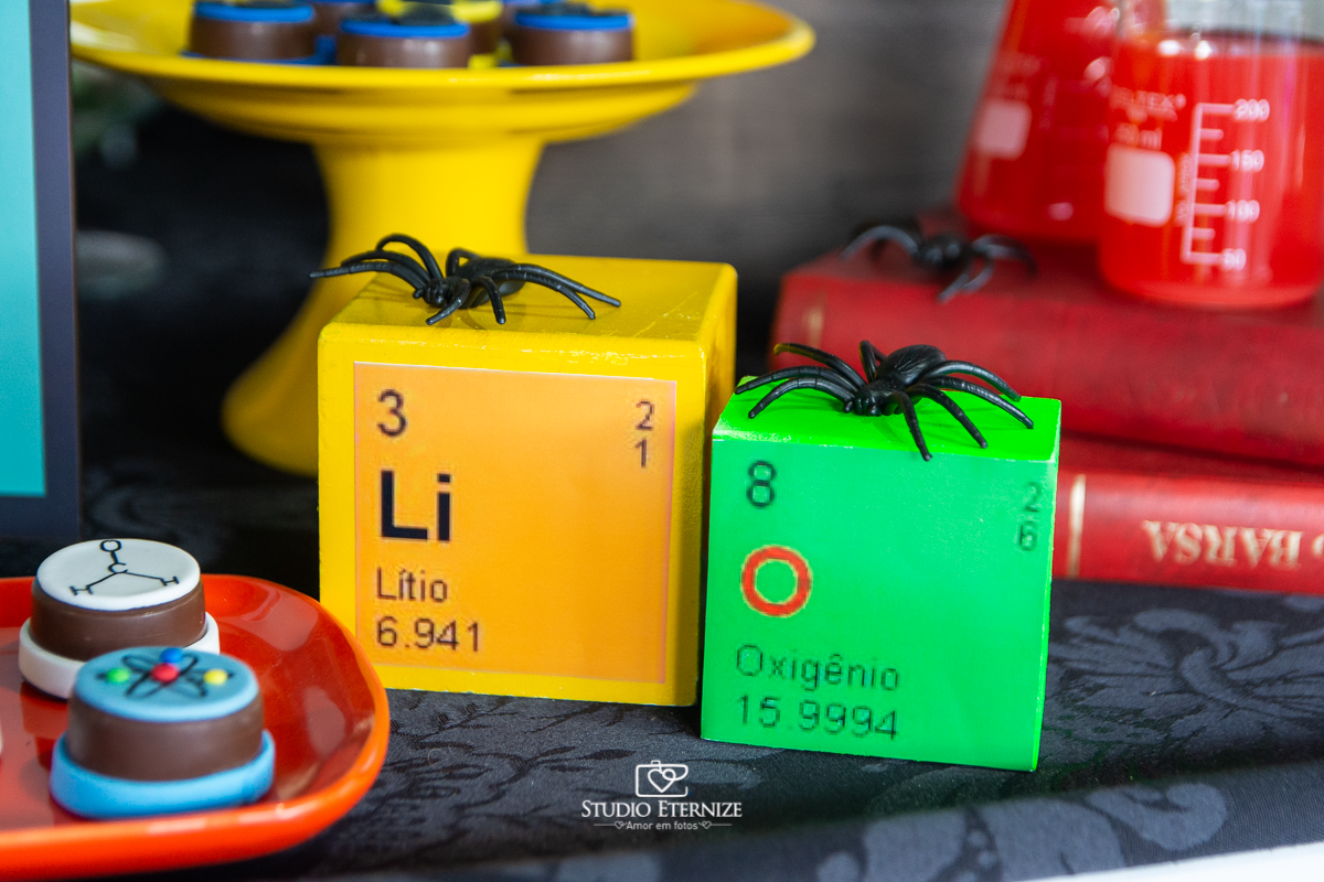 Fotografia de aniversário infantil realizado pelo Studio Eternize em Poços de Caldas. Tema da festa cientista. Detalhe dos elementos da tabela periódica.