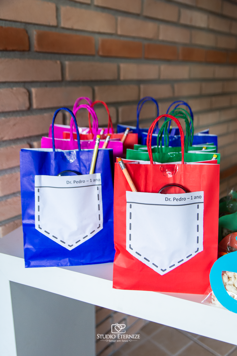 Fotografia de aniversário infantil realizado pelo Studio Eternize em Poços de Caldas. Tema da festa cientista. Detalhe das lembrancinhas para as crianças, saquinhos surpresas personalizados no tema de ciências.