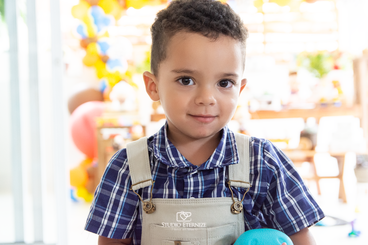 Fotografia de festa infantil de 2 anos registrada pelo Studio Eternize no tema da fazendinha em Poços de Caldas - MG. Retrato do aniversariante.
