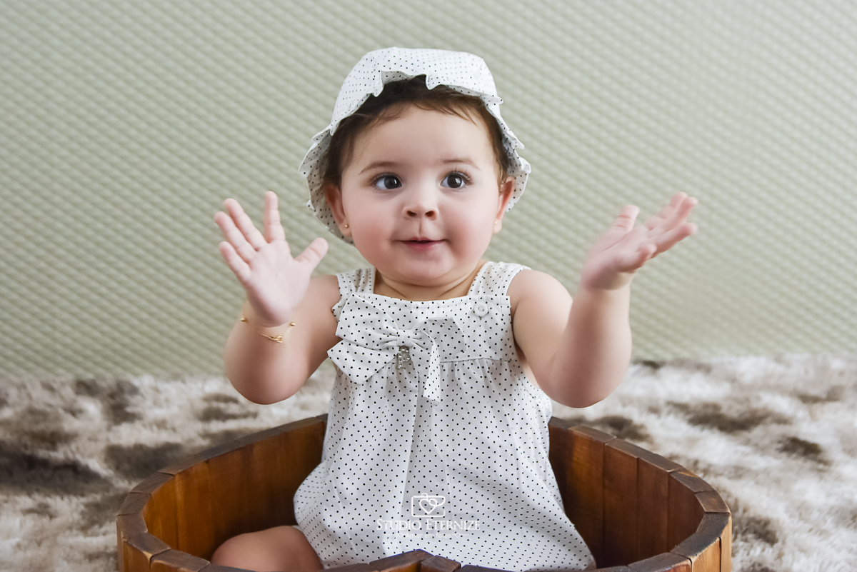 Fotografia de acompanhamento mensal do bebê. Menina. 8 meses. Batendo palmas.