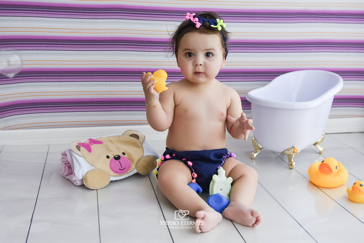 Fotografia de acompanhamento mensal do bebê. Menina. 8 meses. Ensaio de banho. 
