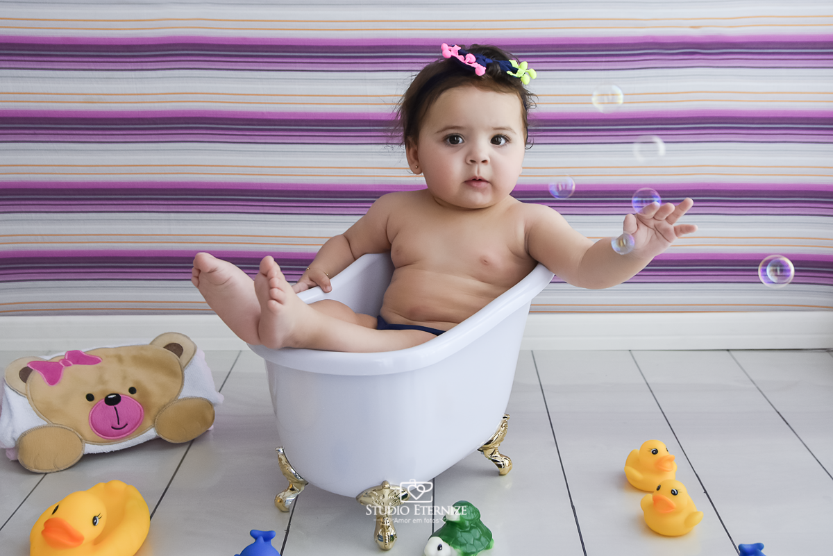 Fotografia de acompanhamento mensal do bebê. Menina. 8 meses. Ensaio de banho dentro da banheira.