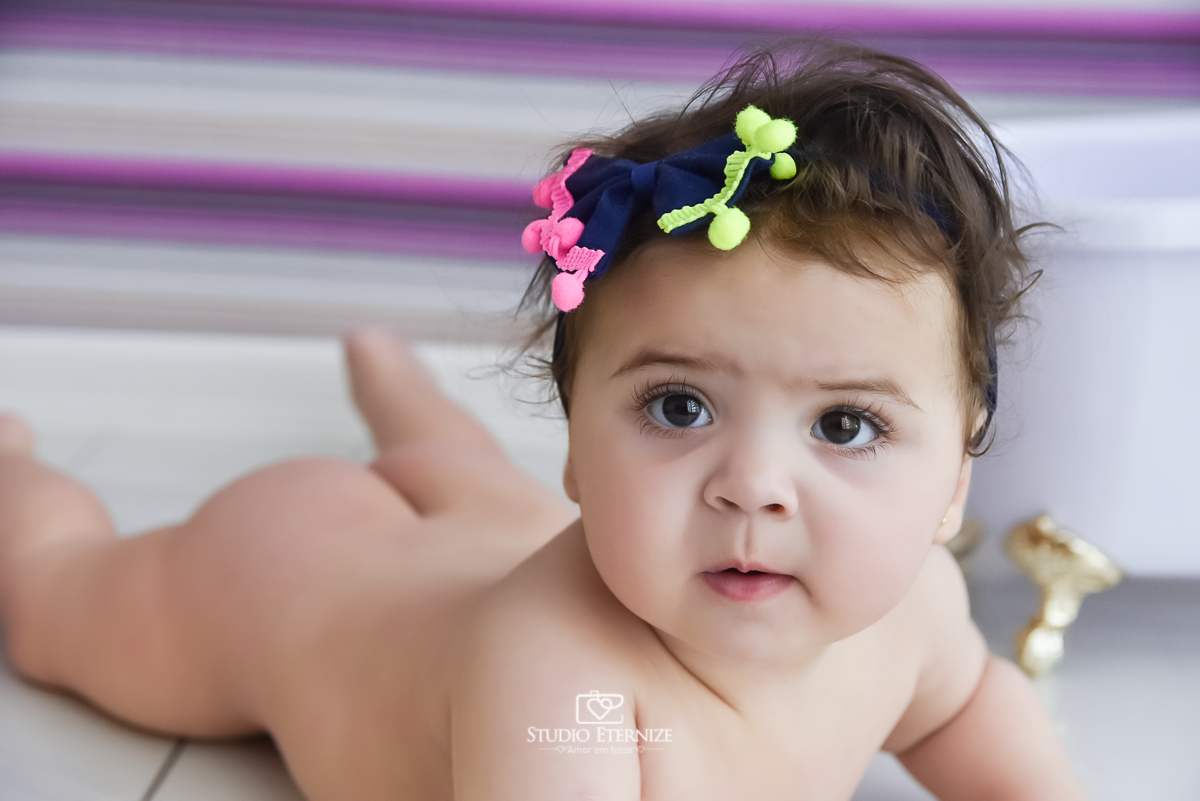 Fotografia de acompanhamento mensal do bebê. Menina. 8 meses. Ensaio de banho. Peladinha de bumbum para cima.