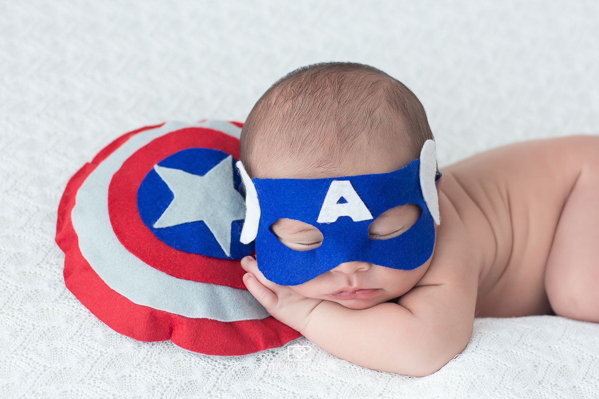 Fotografia newborn de menino realizada em Poços de Caldas - MG, pelo Studio Eternize. Bebê de Capitão América.