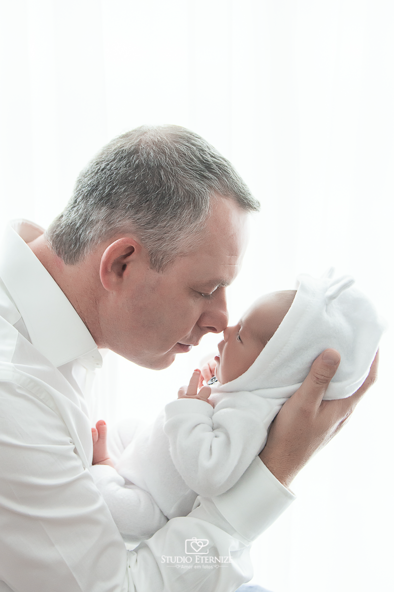 Fotografia newborn de menino realizada em Poços de Caldas - MG, pelo Studio Eternize. Foto com o pai.
