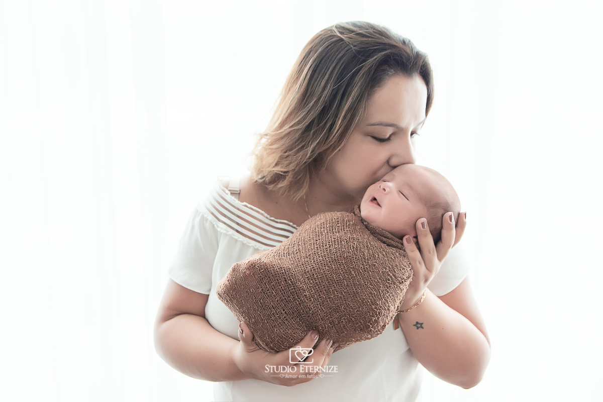 Fotografia newborn de menino realizada em Poços de Caldas - MG, a mãe.