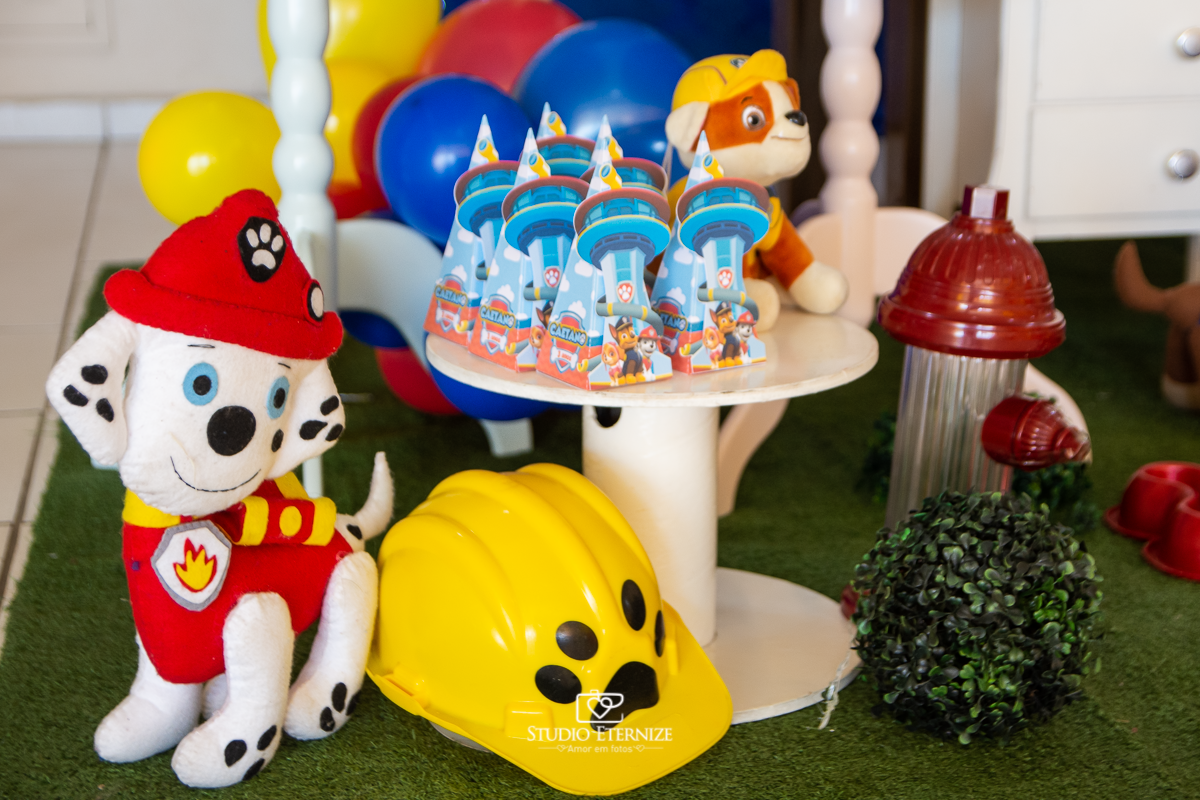 Fotografia de festa infantil de 3 anos registrada pelo Studio Eternize no tema da Patrulha Canina em no Buffet Cata-Vento em Poços de Caldas - MG. Decoração da mesa do bolo.