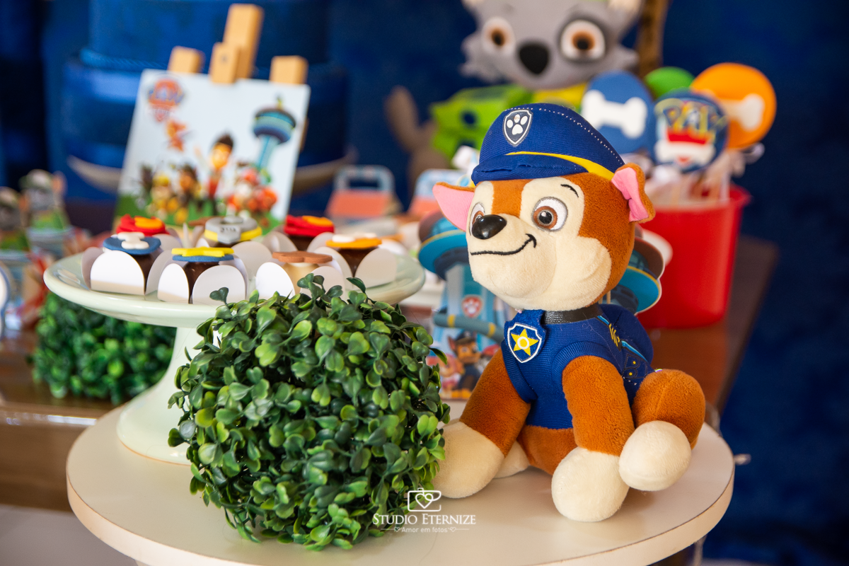 Fotografia de festa infantil de 3 anos registrada pelo Studio Eternize no tema da Patrulha Canina em no Buffet Cata-Vento em Poços de Caldas - MG. Decoração da mesa do bolo.